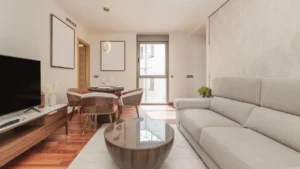 Salon d’un logement meublé moderne et équipé, illustrant un bien proposé à la location meublée et les caractéristiques d’un logement conforme au bail de location meublée.