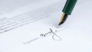 Signature d’un acte notarié pour un achat immobilier ancien, illustrant les frais de notaire et les démarches juridiques liées à l’acquisition d’un bien ancien.