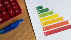 Simulation de performance énergétique d’un logement : étiquette DPE de A à G avec calculatrice et documents, illustrant l’estimation de la performance énergétique pour un habitat durable.