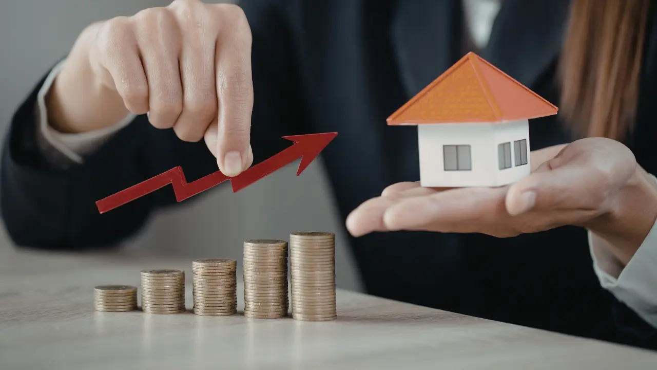 Illustration de la valeur vénale d’un bien immobilier : maison miniature, piles de pièces et flèche ascendante représentant l’estimation et l’évolution du prix d’un bien.